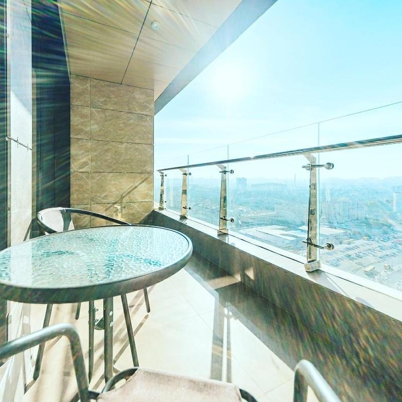 1 Room 60M2 Center Of Obolon Near River Side. With Terrace. 22 Floor Kyiv Exterior photo
