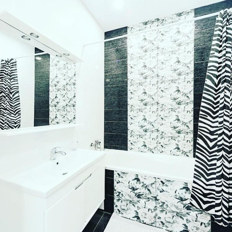 1 Room 60M2 Center Of Obolon Near River Side. With Terrace. 22 Floor Kyiv Exterior photo